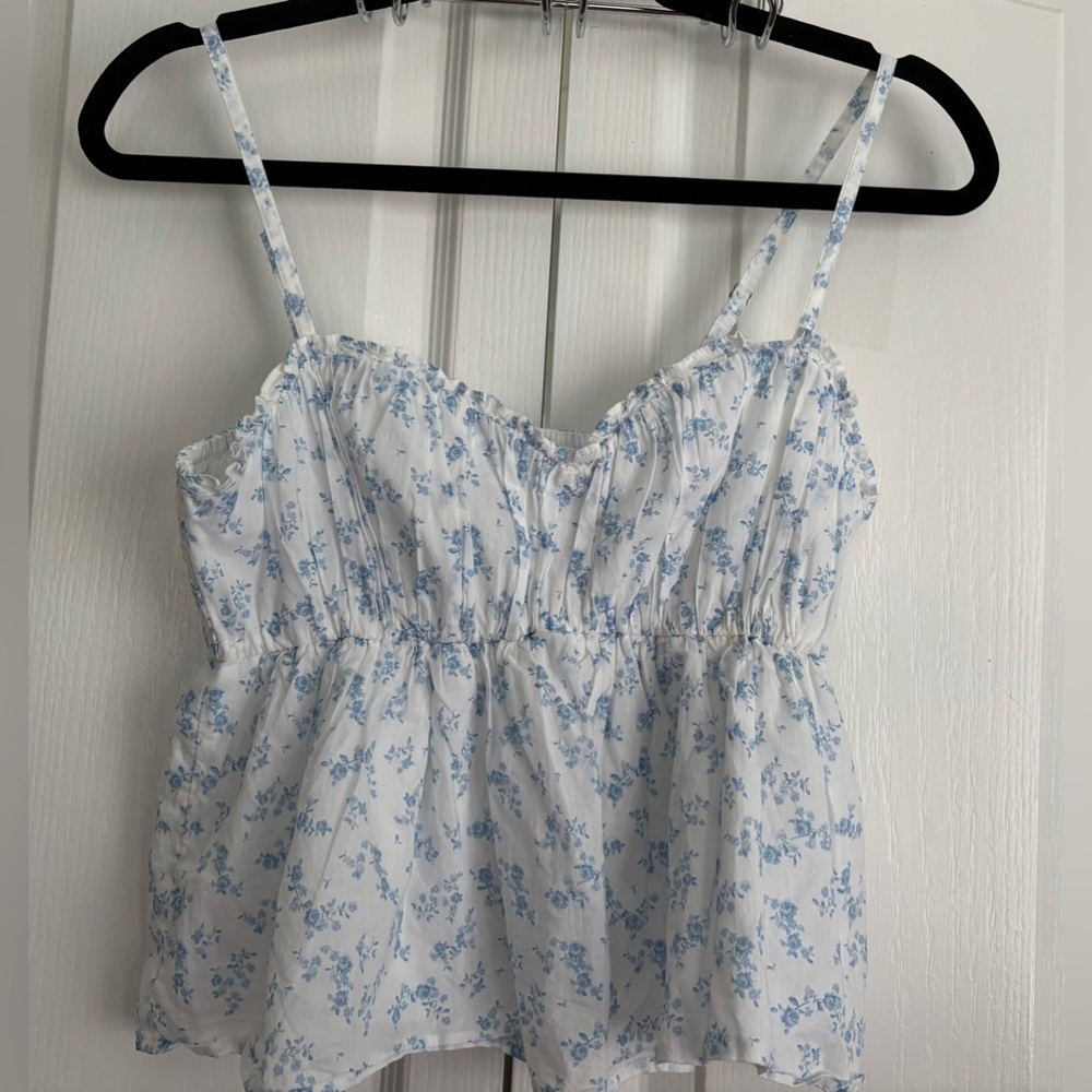 HOLLISTER WOMENS TOP, WHITE & BLUE FLORAL, size medium